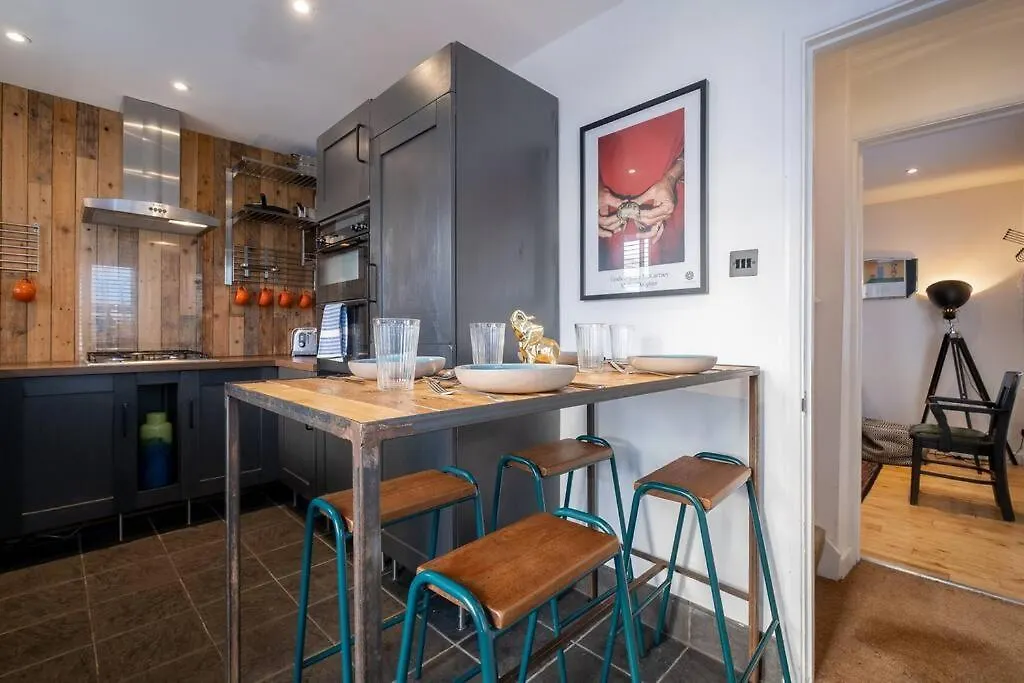 브라이턴 Super Cool, Industrial-Styled House With Parking 빌라 펜션
