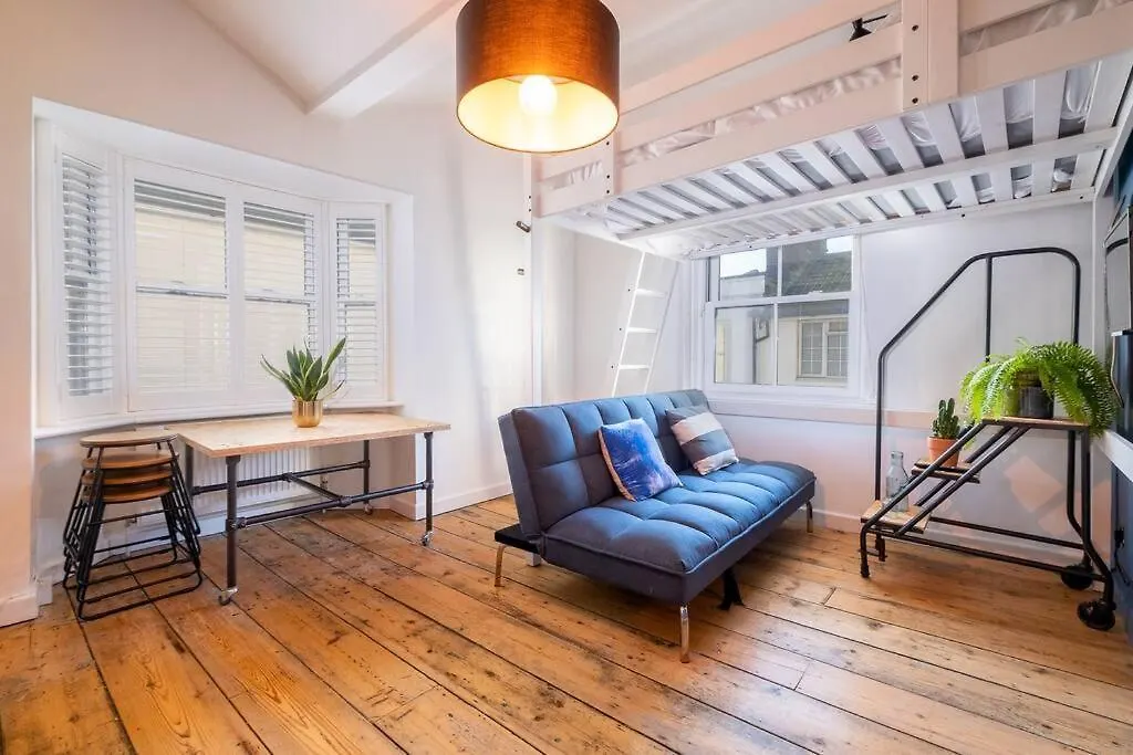 브라이턴 Super Cool, Industrial-Styled House With Parking 빌라 0*,
