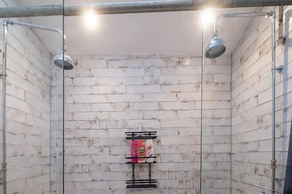 브라이턴 Super Cool, Industrial-Styled House With Parking 빌라 펜션